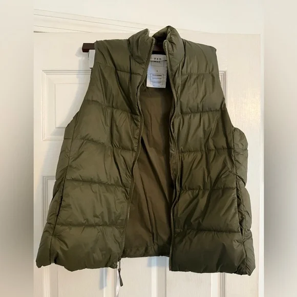 NWT GAP Puffer Vest - Picture 1 of 5